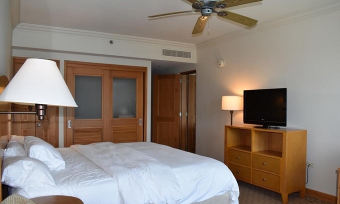 Puerta de Tierra Apartment | Master w lagoon view 2 guests (E18)