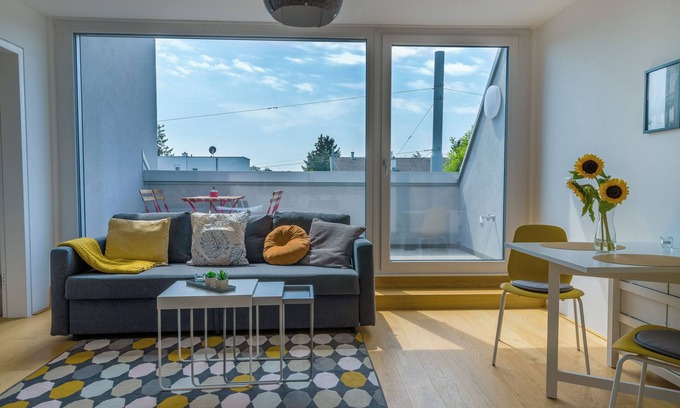 Donaustadt Apartment | Maureen Lovely 2 Bedroom Unit with Community Pool