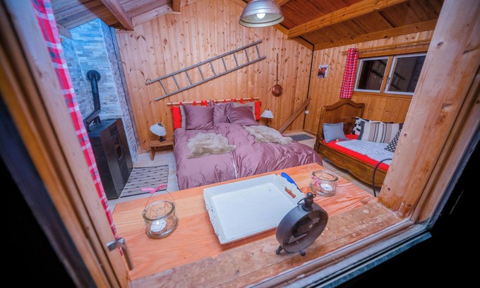 Monthey Cabin | Mazot Douillet de Montagne Isolé en Pleine Nature en Autonomie D'énergie