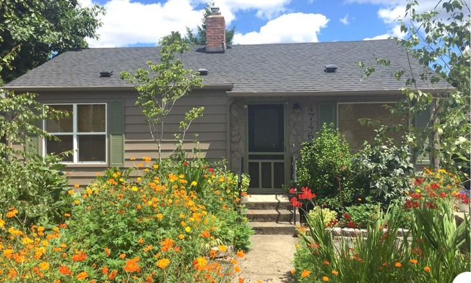 Woodstock House | MB’s Guest House - cozy 2 bedroom in SE Portland, minutes from downtown Portland