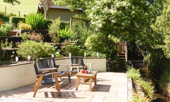Stoke Gabriel Cottage | MEADOW BROOK COTTAGE, pet friendly, with open fire in Stoke Gabriel
