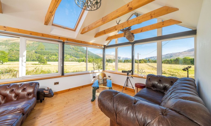 Lochearnhead Cottage | Meadow View - a house that sleeps 6 guests in 3 bedrooms