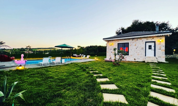 Kandira Villa | Meda Suite Sıcak Havuzlu Muhafazakar Taş Ev
