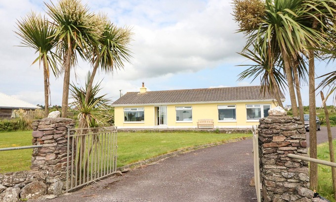 Ballinskelligs House | MEELIGOLLEEN, family friendly, with open fire in Coill Tra