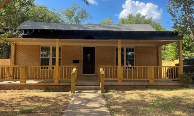 Jacksonville House | Melvin’s Place - newly renovated spacious 2 bdrm 1 bath home.
