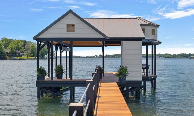 Mayhew House | Memories of Me by SoCharm | Lakefront Vacation