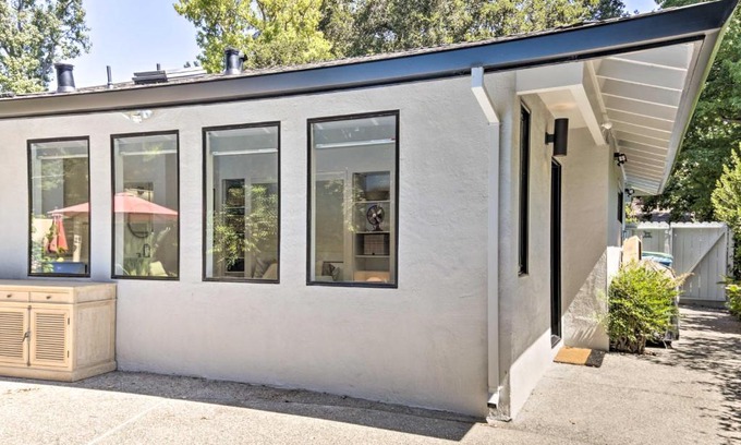 Linfield Oaks Apartment | Menlo Park Studio about 2 Mi to Stanford University