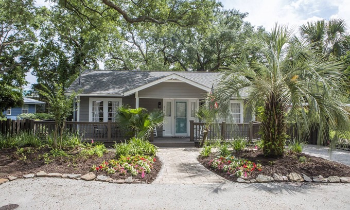Saint Simons Island Cottage | Mermaid Cottage Priv Heated Pool! 4th Night Free September and October!