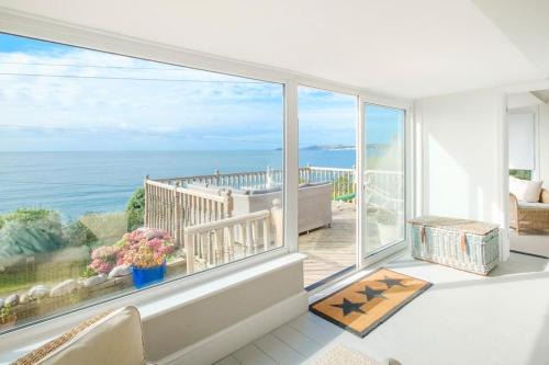 Seaton House | Mesmerising sea views - Penrose - above the beach Cornwall.