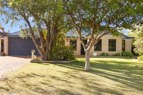 Quindalup House | Meters to Beach, Walk to Town!