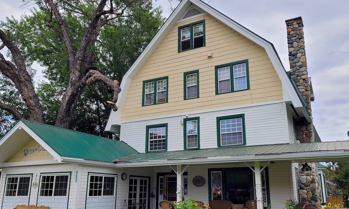 Twisp Cabin | Methow Valley Inn-4 Bedroom Option, Lovingly Restored&Beautifully Maintained!