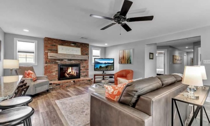Clarence Apartment | Meticulous Main St. Ranch 2 Bedroom Luxury Apt. Rear Unit