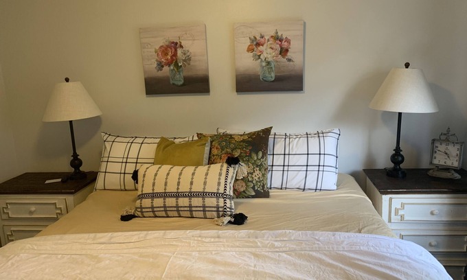 West Valley City Apartment | Meticulously clean condo/1gig fiber optics internet