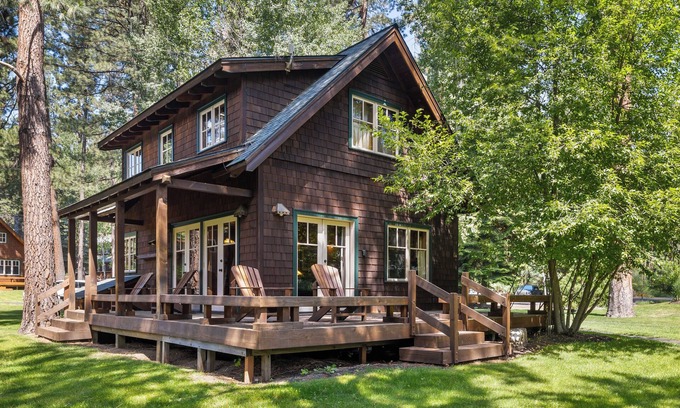 Camp Sherman Cabin | Metolius River Resort Cabin 12 Luxurious cabin on the Metolius River & fireplace