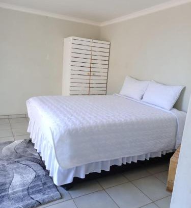 Epukiro House | Metsweding Guesthouse