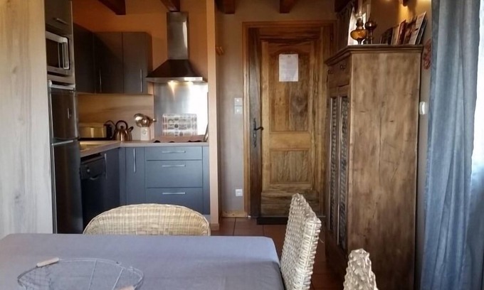 Gap Apartment | Meublé N°5 - Le Grenier-Apartment-Ensuite with Bath-Garden view