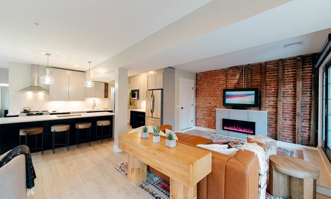Bellefonte Apartment | Mezzanine Loft- 3 Bedrooms