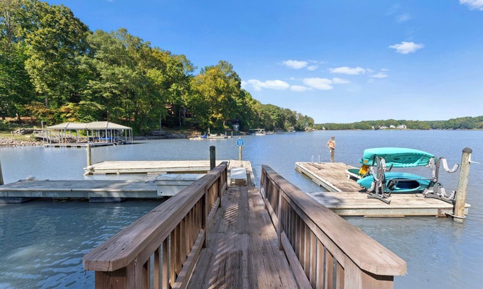 Sherrills Ford Cabin | Mi Casa, Su Casa by AvantStay | Lakefront Escape
