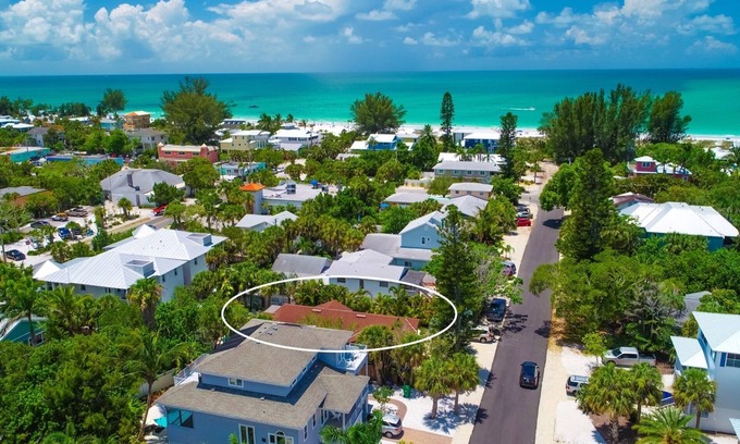 Anna Maria Villa | MI Oasis Getaway! Just 200 Steps to the Beach on a very quiet street