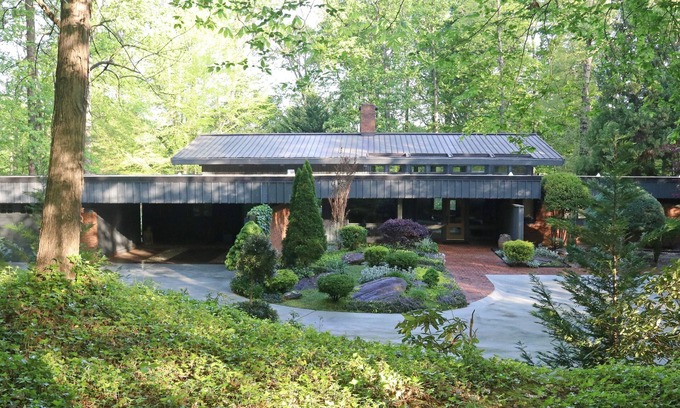 Sedgefield House | Mid Century Modern Home on 15th hole of Sedgefield CC