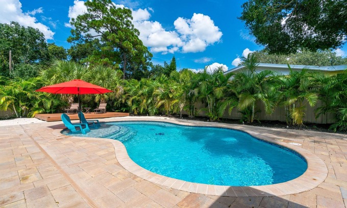 Arlington Park House | Mid-Century Pool Home in Arlington Park