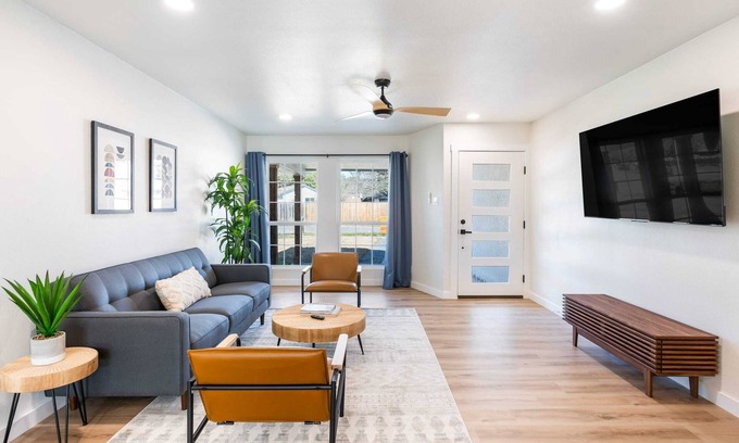 Franklin Park House | Mid Century S. ATX Oasis-Sleeps 8, Office & Pets!