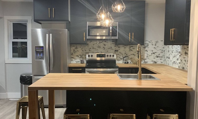 South Bend House | Midcentury Modern Renovation 10 min walk to Notre Dame