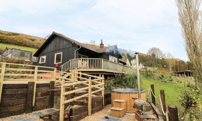 Tirabad Cottage | MIDDLE HIVRON, pet friendly, with hot tub in Bleddfa