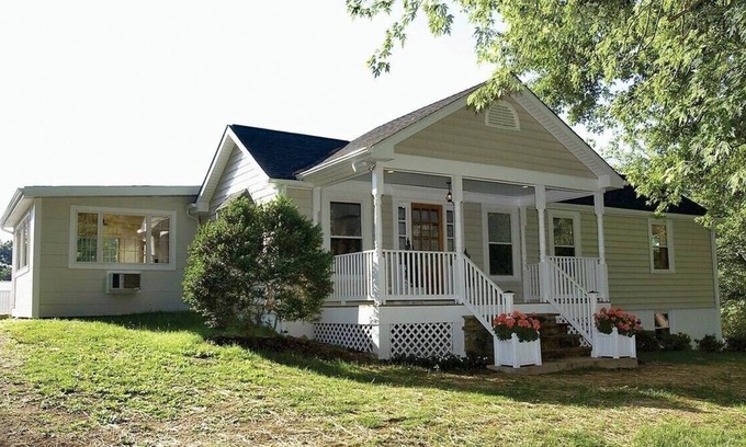 The Plains House | Middleburg~The Plains High speed Internet! 1 level w back deck, Mountain View!