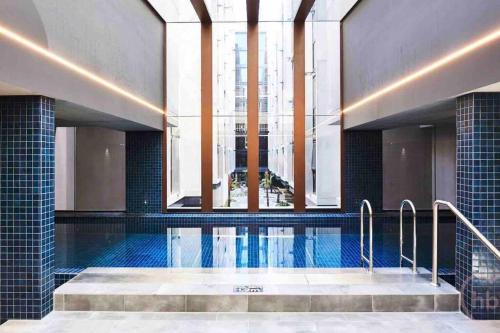 Braddon Apartment | Midnight Luxe 2BR 2Bath 2Car 528 in the heart of Braddon Pool Sauna Gym Secure Parking Wifi Wine