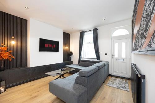 Leigh House | Midnight Manor-High Speed Wi-Fi-Cinema Room-Sleeps6