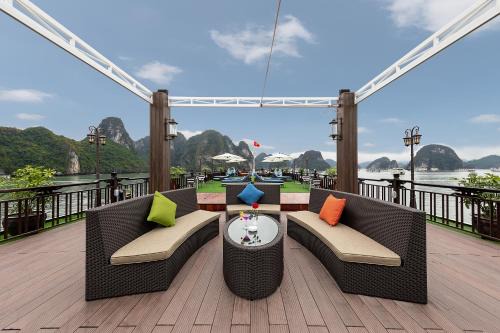 Cat Hai Boat Rental | Midori Preminum Cruise in Ha Long Bay