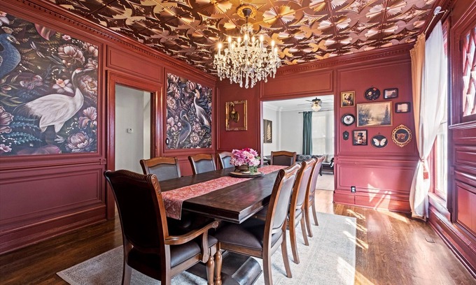 North Hyde Park Apartment | Midtown Victorian Upper- Historic 3BR in Hyde Park