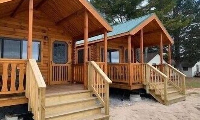 Mackinaw City Cabin | Mighty Mac Bridgeview Cabin 4