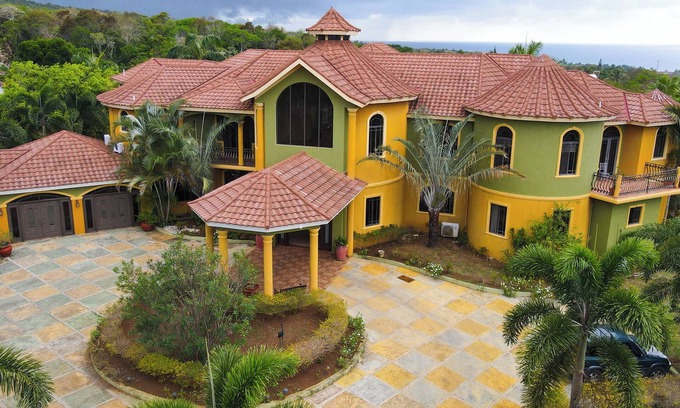 Montego Bay Villa | Milbrooks Resort a Luxurious Villa in Montego Bay overlooking the sea.