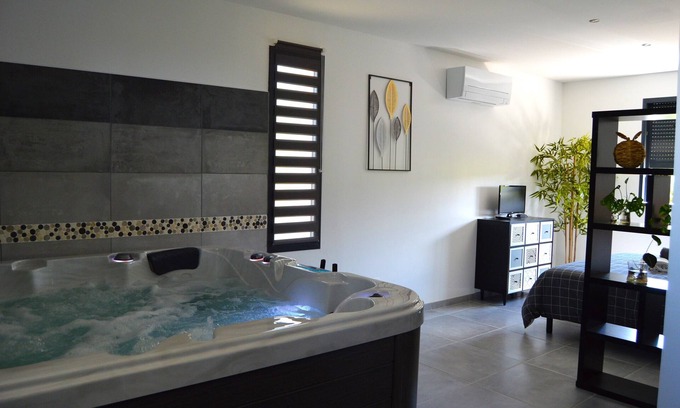 Flaux Villa | Mille & un Iris Villa de Vacances Avec Jacuzzi à la Campagne