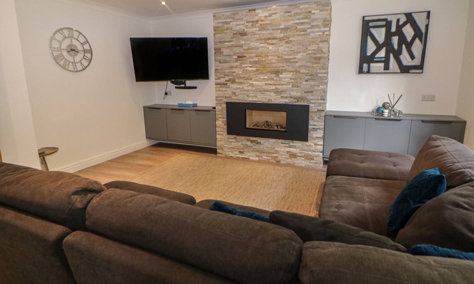 Sheffield House | MILLHOUSES HIDEAWAY, pet friendly, with a garden in Sheffield