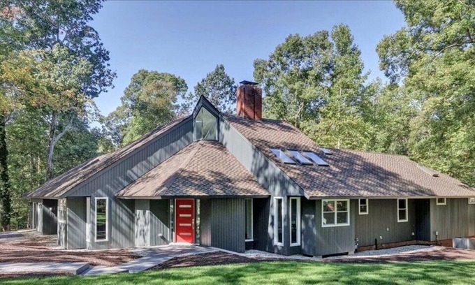 Tuckahoe House | Million-dollar home in uscale Mooreland Farms neighborhood