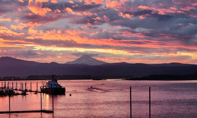 Camas Apartment | Million dollar view- Columbia River and Mt Hood, Private entrance