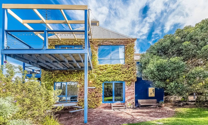 Smiths Beach House | Mills Court, Quirky seaside house at Smiths Beach, bring the surf boards!