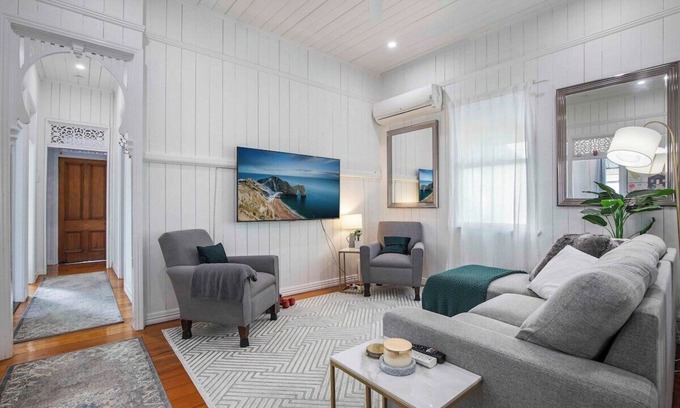 Milton House | Milton Top Floor 4Bd- 300m to Suncorp Stadium