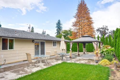 Oatfield House | Milwaukie Home with Outdoor Dining Space