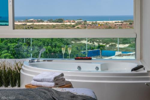 Or Akiva Apartment | Mina's luxury suite - panoramic sea view- קיסריה