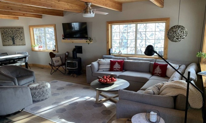 Serene Lakes House | Minglewood: Old Tahoe Vibe with Hot Tub- 4bed/3bath
