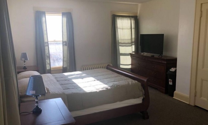 Plainfield Apartment | MINI MANSION WHOLE RIGHT WING, THREE BEDROOM APARTMENT AVAILABLE AT A (LOW RATE)