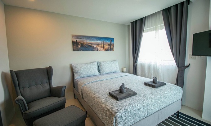 Kram Condo | Mini Studio Lake view, Pools, High speed Wi-Fi near by the beach
