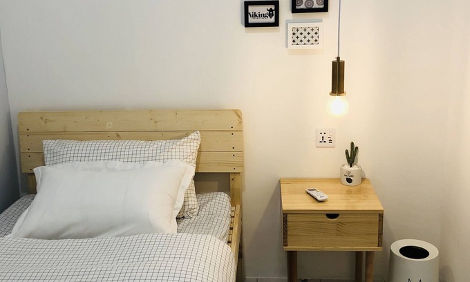 Gadong House | Miniinn - Single Room with Shared Bathroom