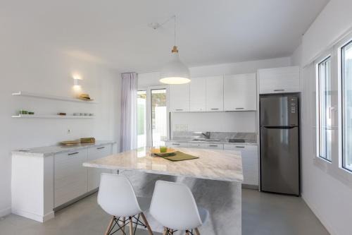 Koundouros House | Minimal Apartment with a swimming pool and sea view in Koundouros