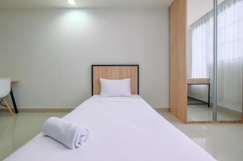 Pondokcina Apartment | Minimalist Studio Room at Evenciio Margonda Apartment By Travelio