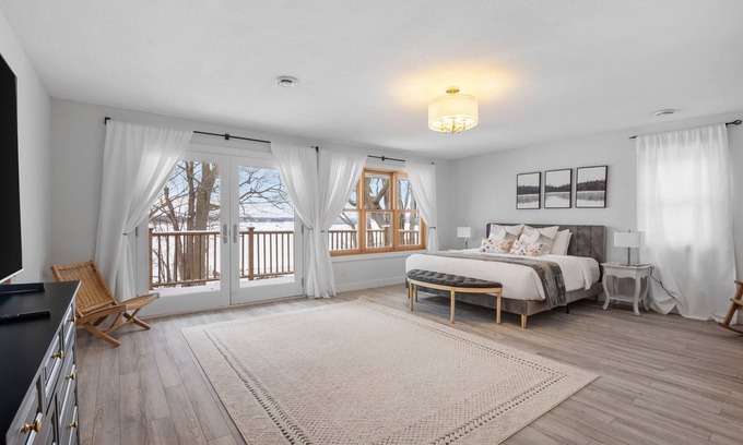 Navarre House | MINNeSTAY* Minnetonka Dream